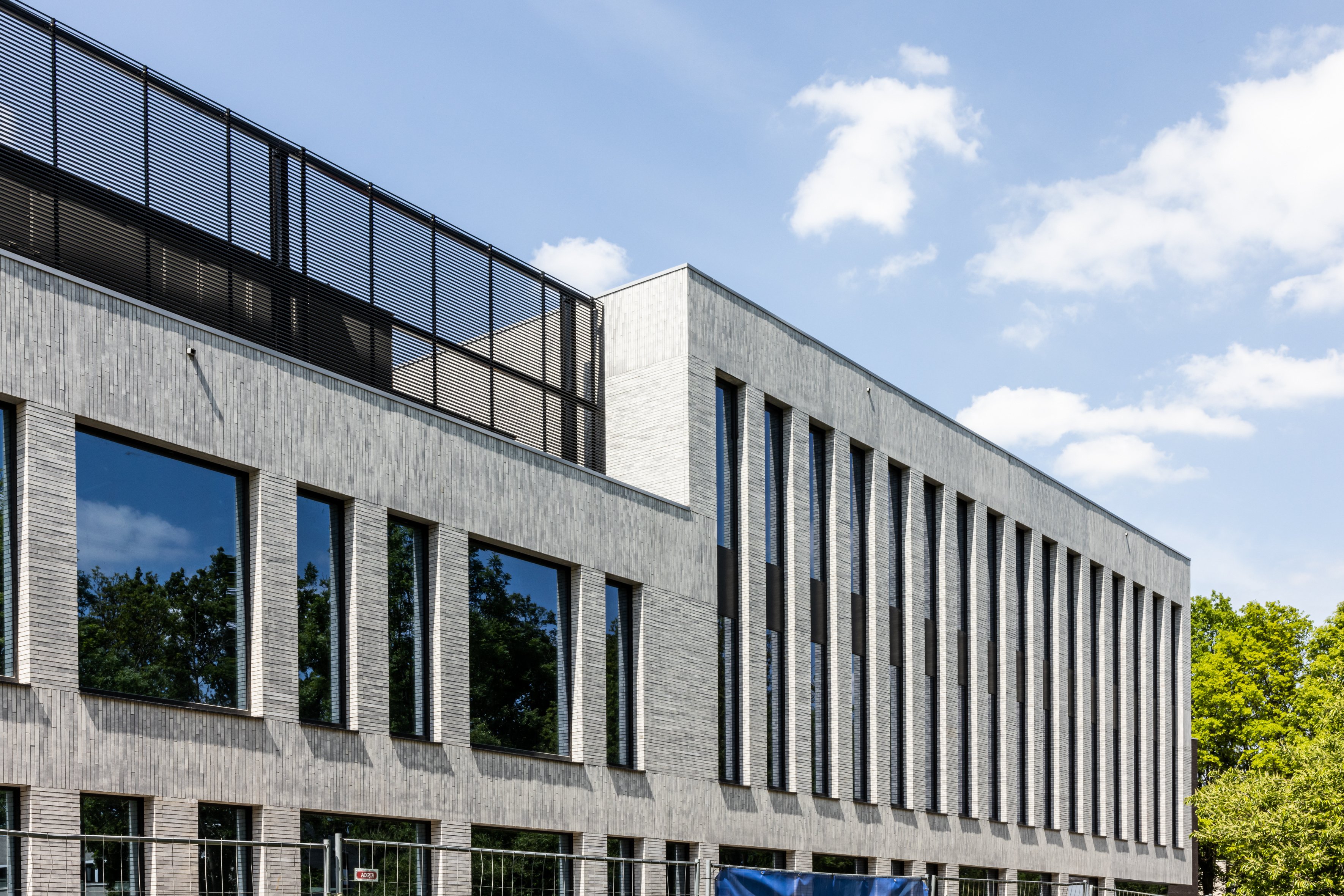 Bedrijfsgebouw_Diepenbeek _Agoralaan Absis - Cloud White(7)